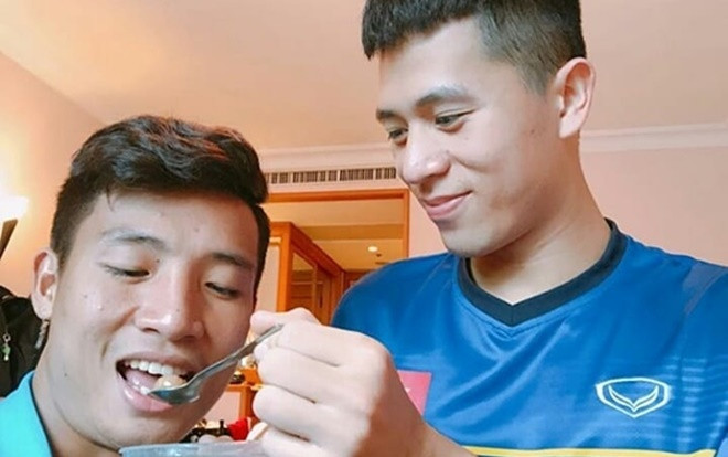 Vừa sang Qatar bị thiếu hơi Đình Trọng, Tiến Dũng lăn ra ốm 'nũng nịu' đòi được chăm sóc Ảnh 2