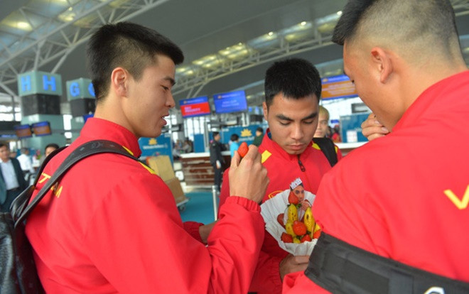 'Hoàng tử Ả Rập' Đức Huy liên tục bị anh em 'nhón' ăn bó hoa trái cây được fan tặng trên đường sang Qatar Ảnh 2