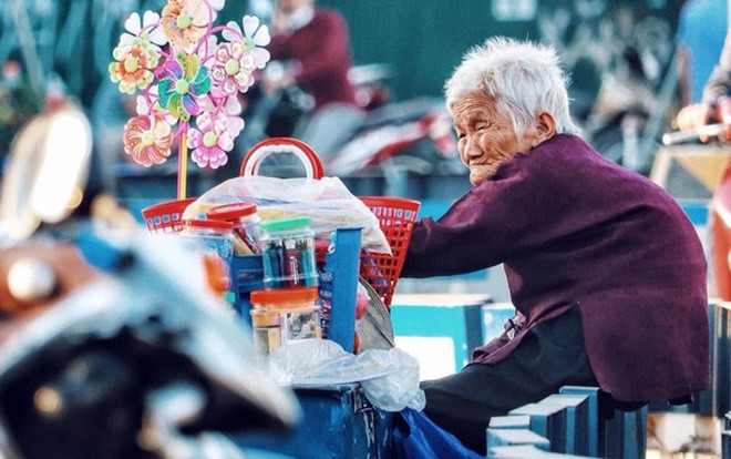 Hình ảnh xúc động ngày cuối năm: Cụ bà gần đất xa trời vẫn mải miết bán hàng rong mưu sinh giữa dòng người tấp nập Ảnh 2