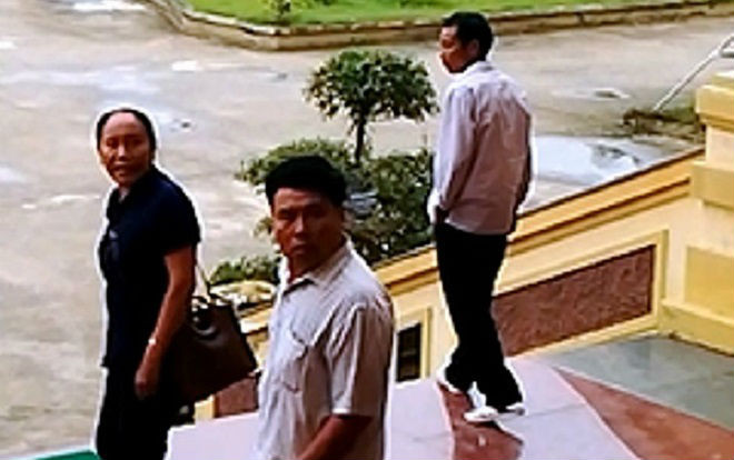 Bác sĩ náo loạn trụ sở tòa án, tát vào mặt nữ cán bộ bị khởi tố Ảnh 2