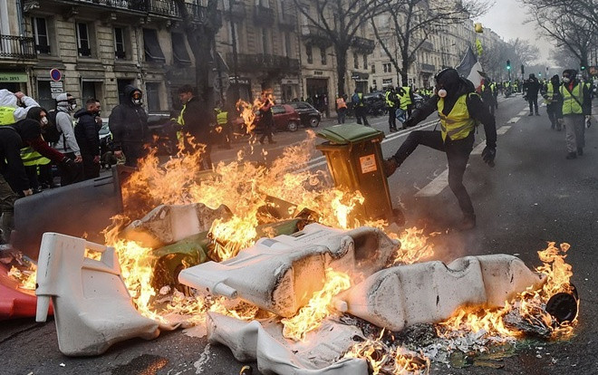 Người biểu tình đốt xe, tháp Eiffel ngập trong khói đen khi bạo loạn tiếp diễn ở Paris Ảnh 2