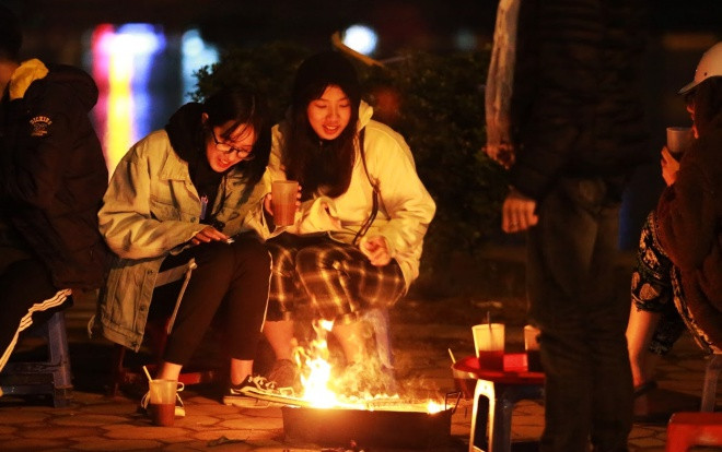 Người Hà Nội túm tụm đốt lửa sửa ấm giữa trời đông rét kỷ lục 9 độ C Ảnh 2