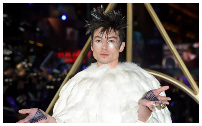 Gu thời trang kỳ thú của Ezra Miller, mỹ nam song tính gợi cảm nhất nhì Hollywood Ảnh 2