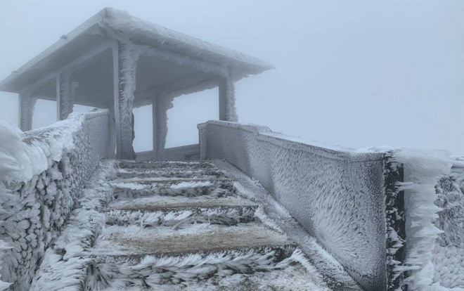 Lác mắt ngắm đỉnh Mẫu Sơn bị băng tuyết bao phủ trắng muốt ngày rét kỷ lục -1,1 độ C Ảnh 2