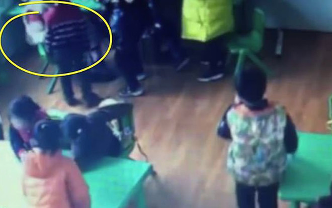 Giáo viên mẫu giáo 15 tuổi đánh đập, bắt học sinh ăn đồ thừa Ảnh 2