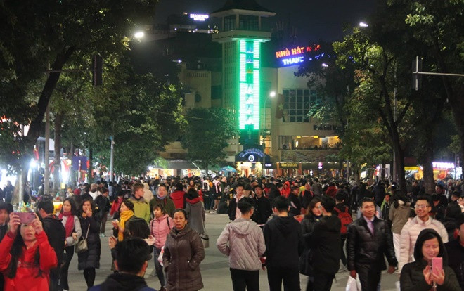 Mặc mưa lạnh rét buốt, hàng ngàn người dân Hà Nội vẫn ùn ùn kéo về phố đi bộ chờ xem Countdown 2019 Ảnh 2