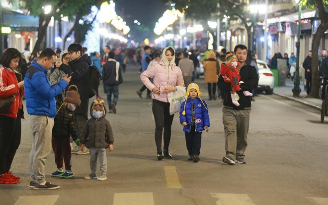 Những hình ảnh yên bình ngày cuối cùng năm 2018: Loạt thiên thần nhí háo hức cùng bố mẹ đi xem Countdown Ảnh 2