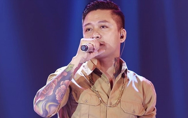 Clip: Đang diễn đêm nhạc countdown, Tuấn Hưng bị đau bụng, buộc phải rời sân khấu gấp Ảnh 2