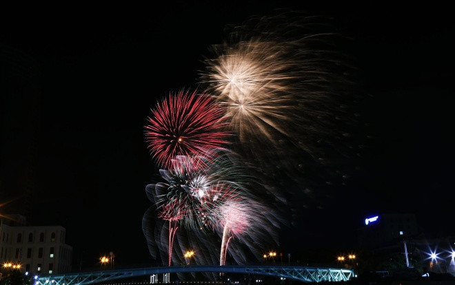 Mãn nhãn với màn pháo hoa chào đón năm mới 2019 rực rỡ trên sông ở Sài Gòn Ảnh 2