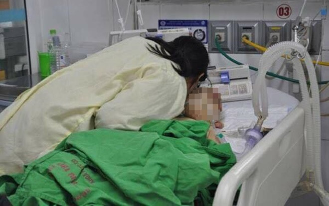 Xúc động giây phút mẹ tạm biệt con trai 4 tuổi qua đời đúng ngày sinh nhật: ‘Chiến binh của mẹ, giờ con hãy tặng lại giác mạc để giúp những người khác tìm lại ánh sáng nhé’ Ảnh 2