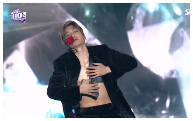 Kai (EXO) mặc đồ diễn như bikini, người khen ngây ngất - kẻ ném đá đủ xây lâu đài Ảnh 2