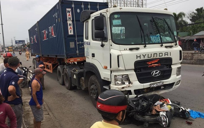 Tai nạn kinh hoàng: Container lùa 25 xe máy dừng đèn đỏ, 4 người thiệt mạng và hàng chục người bị thương Ảnh 2