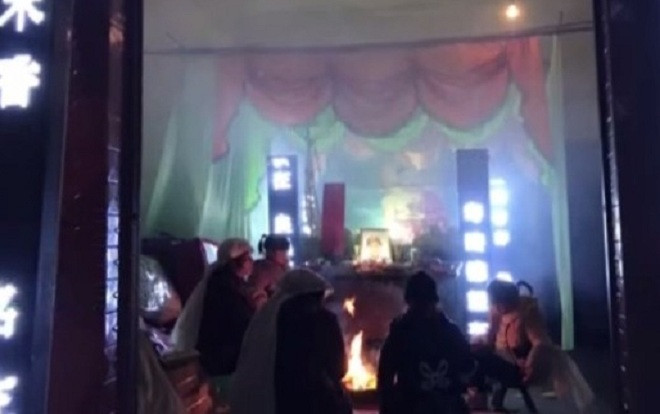 Nghe âm thanh lạ trong quan tài, người nhà ngay lập tức biến đám tang thành tiệc sinh nhật Ảnh 2