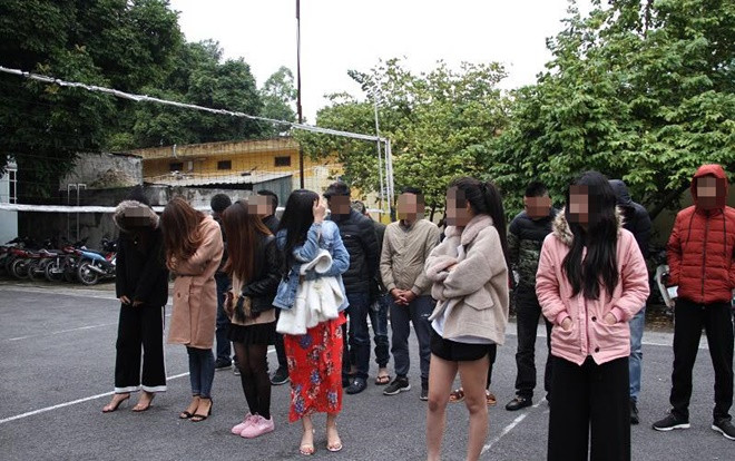 Bắt giữ 16 nam thanh nữ tú rủ nhau vào quán karaoke bay lắc ăn mừng năm mới Ảnh 2