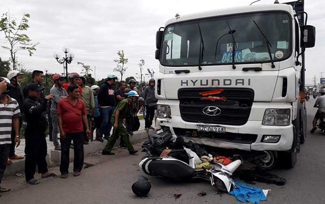 Lời kể nhân chứng vụ tai nạn kinh hoàng 4 người tử vong: 'Container lao đến như sóng thần' Ảnh 2