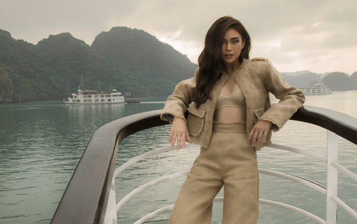 Mâu Thủy lả lơi váy áo, để lộ nội y thả dáng trên thuyền Ảnh 2