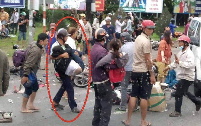 Tình người giữa đau thương: Anh xe ôm ở Long An bỏ hết công việc, bồng bế từng nạn nhân lên xe cấp cứu vào bệnh viện Ảnh 2