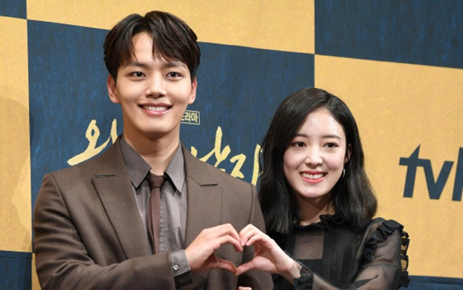 Họp báo 'The Crowned Clown': Yeo Jin Goo và Lee Se Young đẹp đôi đến lạ lùng Ảnh 2
