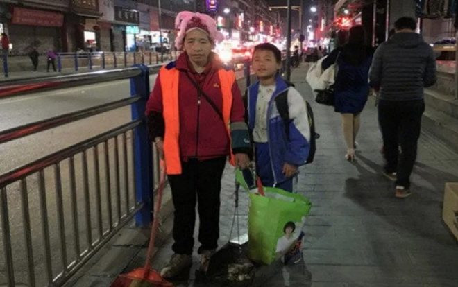 Cậu bé 11 tuổi quét rác giúp mẹ khiến cư dân mạng không ngớt xúc động Ảnh 2