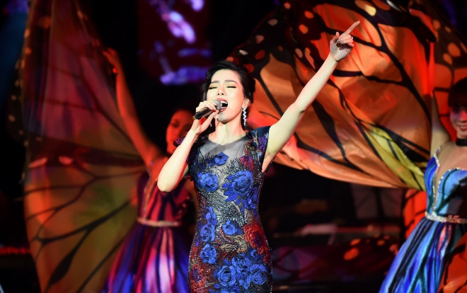 Lệ Quyên bật khóc nức nở trong liveshow của mình, và lí do chính là… Ảnh 2