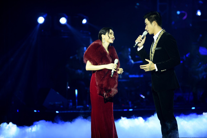 Lệ Quyên bật khóc nức nở trong liveshow của mình, và lí do chính là…