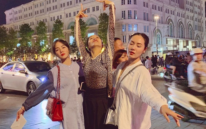 Thích thú hình ảnh 3 mẹ con Phương Ly rủ nhau tạo dáng cực 'độc' trên phố đi bộ Ảnh 2