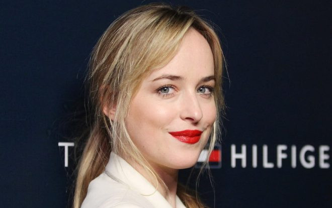 Chuyên gia trang điểm của Dakota Johnson bật mí bí quyết để giữ được màu son đỏ suốt buổi tiệc tùng Ảnh 2