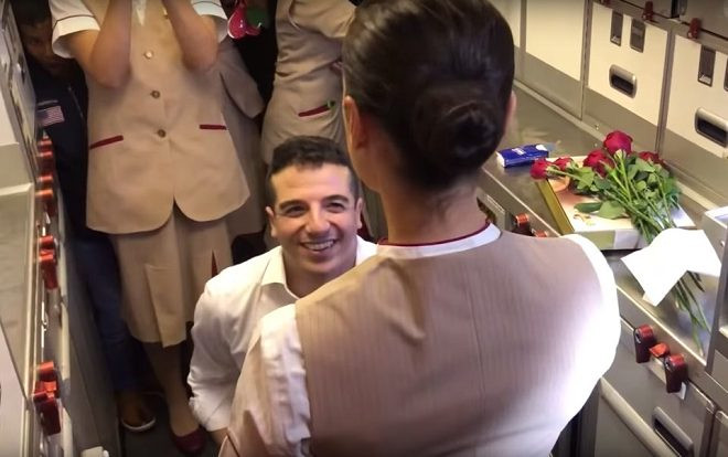 Tiếp viên hàng không được bạn trai cầu hôn ngay trên chuyến bay Ảnh 2