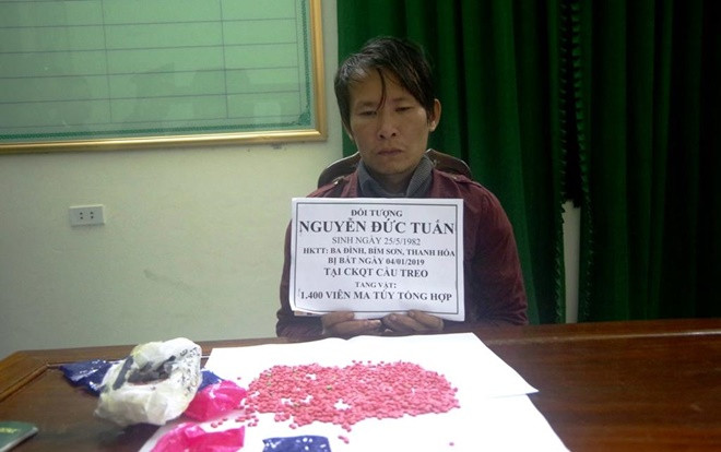 Bắt đối tượng 'ngụy trang' 1.400 viên hồng phiến trong áo khoác Ảnh 2