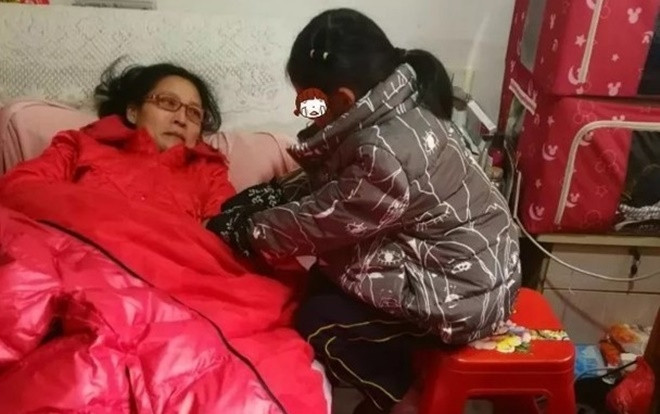 Bé gái 7 tuổi quỳ xuống cầu xin 'Mẹ ơi, mẹ bán con đi' và câu chuyện phía sau khiến mọi người rơi nước mắt Ảnh 2