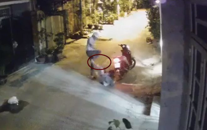 Nam thanh niên vừa tát thẳng tay vừa đạp lia lịa vào người khiến bạn gái phải chạy vào nhà dân cầu cứu gây phẫn nộ Ảnh 2