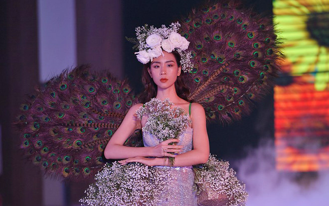 Siêu mẫu Đông Hạ hóa chim công bay bổng trên sàn diễn thời trang Ảnh 2
