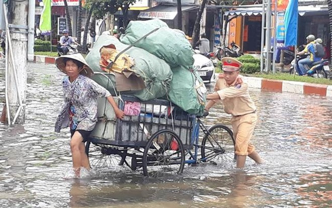 Người dân Cà Mau khốn đốn dịp cận Tết vì phải hứng chịu ngập lụt nặng nề do ảnh hưởng của bão số 1 Ảnh 2