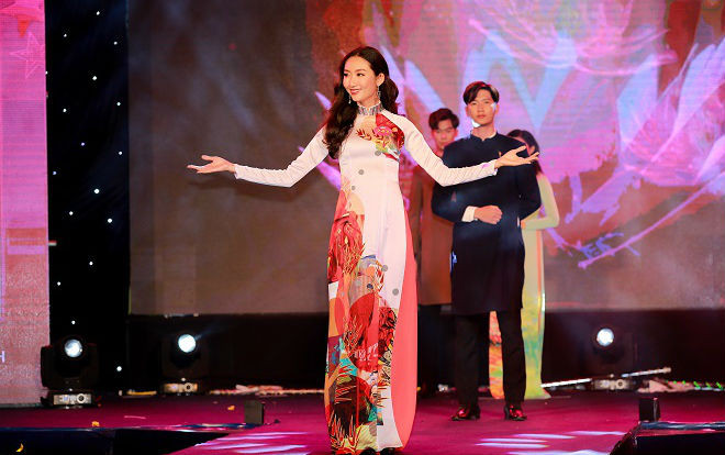 Top 20 nữ sinh khoe trọn vẹn sự duyên dáng, nữ tính qua từng bước đi trên sân khấu với áo dài tại Gala chung kết Miss Hutech 2019 Ảnh 2