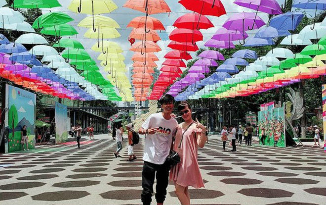 Ngày nào còn được mẹ bế bồng trên tay, 'quý tử' nhà danh hài Vân Dung nay đã cao lớn và điển trai đến bất ngờ Ảnh 2