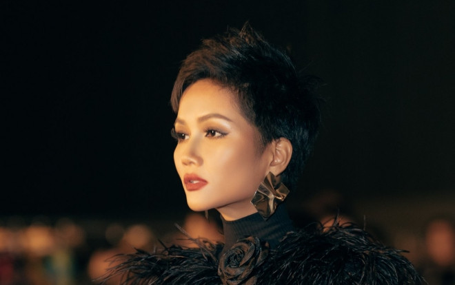 Tròn một năm đăng quang, H'Hen Niê chia sẻ hành trình từ 'gồng trở thành Hoa hậu' đến 'sống là chính mình' Ảnh 2