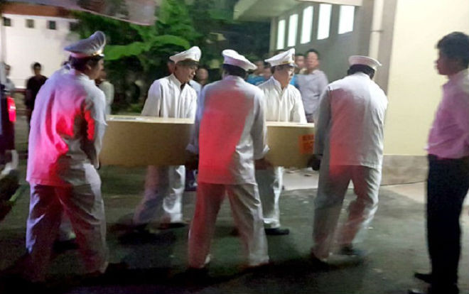 Người thân khóc ngất tại sân bay khi đón thi thể 3 du khách Việt tử nạn trong vụ đánh bom ở Ai Cập Ảnh 2