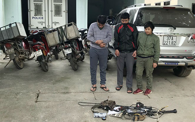 'Cẩu tặc' dùng ô tô đi trộm chó, ném bom xăng khi bị truy đuổi Ảnh 2