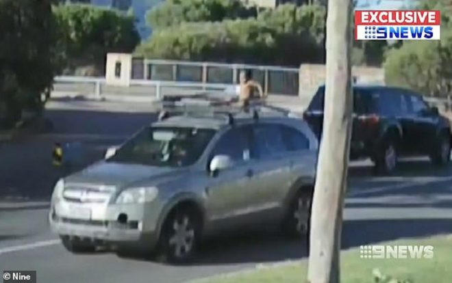 Video em bé nằm trên nóc xe đang đi chuyển suốt 10 phút mà mẹ không hề biết Ảnh 2