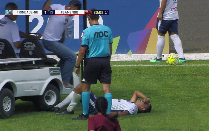 Hi Hữu: Cầu thủ chấn thương bị xe chuyên dụng cán qua chân thay vì chở đi đến phòng y tế Ảnh 2