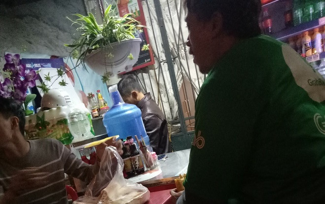 Mua 12 ổ bánh mì, 6 cốc trà sữa xong bị 'khách bùng', anh grab bike ngẩn ngơ ngồi ăn một mình khiến ai cũng thương Ảnh 2