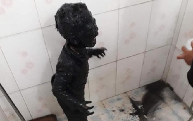 Cậu bé ngã xuống bùn đen thui người từ trên xuống dưới khiến dân mạng cười ra nước mắt Ảnh 2
