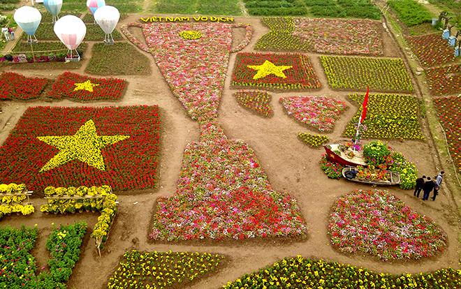 Xuất hiện chiếc cup vô địch khổng lồ bằng hoa cổ vũ đội tuyển Việt Nam tại ASIAN Cup 2019 Ảnh 2