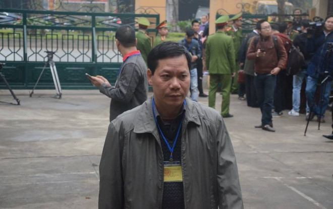 Xét xử vụ chạy thận 9 người chết ở Hòa Bình: Bác sĩ Hoàng Công Lương vắng mặt vì lý do sức khỏe Ảnh 2