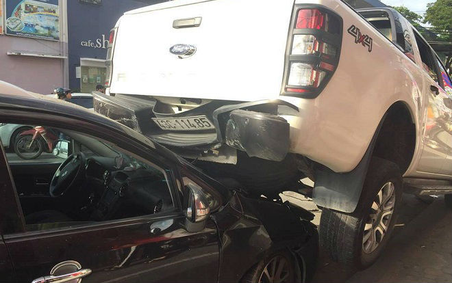 Ô tô bán tải chạy lùi tông liên hoàn, 'cưỡi' lên đầu xe  4 chỗ Ảnh 2