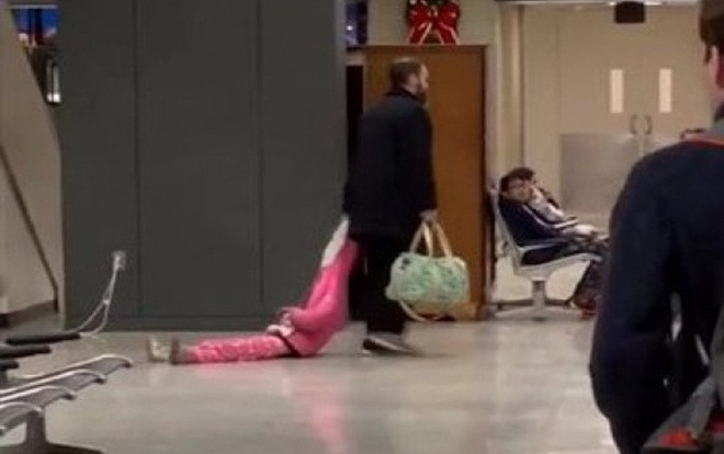 Con gái 'giở chứng' nhõng nhẽo tại sân bay và cách xử lý nhanh trí vô cùng dễ thương của người cha Ảnh 2