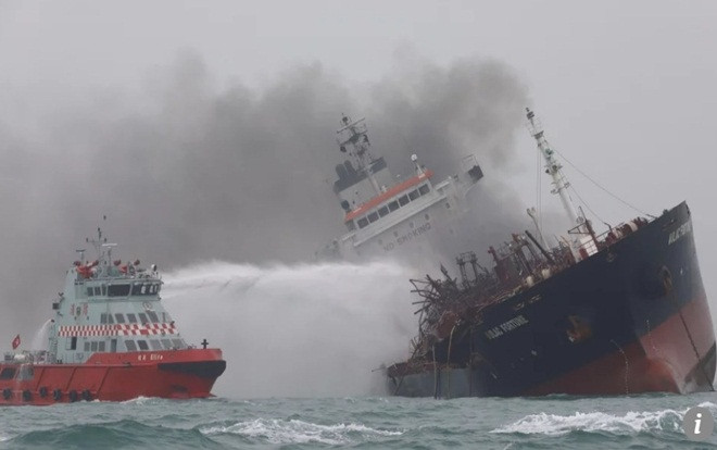 Video cứu hộ tàu chở dầu treo cờ Việt Nam bốc cháy ngoài khơi Hong Kong Ảnh 2