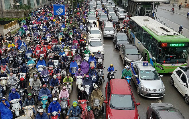 Cận cảnh đường phố Hà Nội tắc nghẽn nghiêm trọng khiến hàng trăm chiếc xe 'chết đứng' tại chỗ Ảnh 2