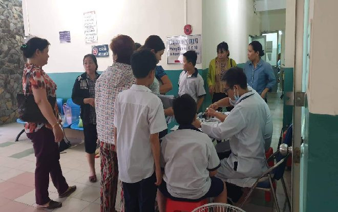 15 học sinh tiểu học ở Sài Gòn nhập viện nghi do uống trà sữa ngoài cổng trường Ảnh 2