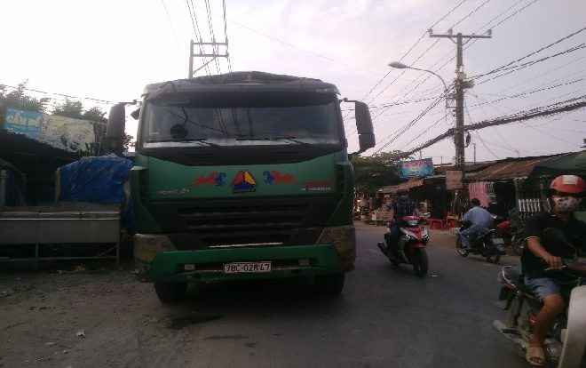 TP. HCM: Bất ngờ thắng gấp ngã ra đường, cô gái trẻ bị xe tải cán tử vong thương tâm Ảnh 2